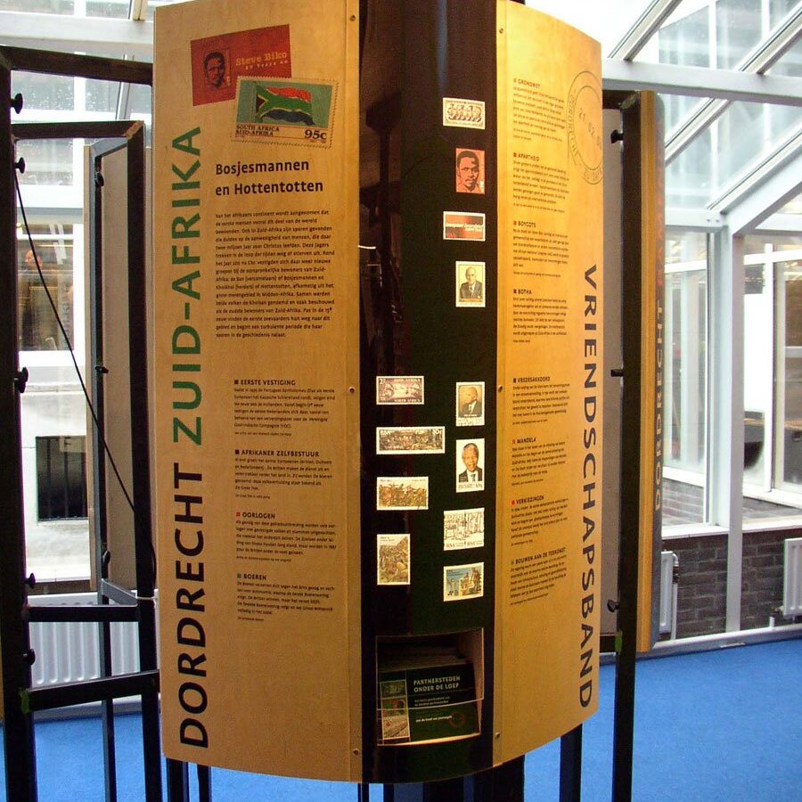 tentoonstelling panelen gebogen platen stalen frame voor cos stedenband