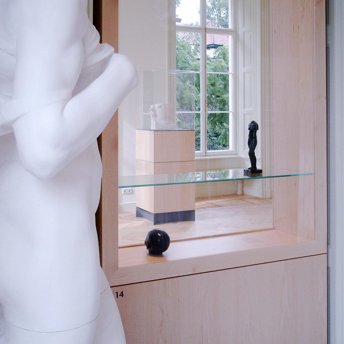 Inrichting museum Het Depot: vitrines, kasten en diverse meubelen