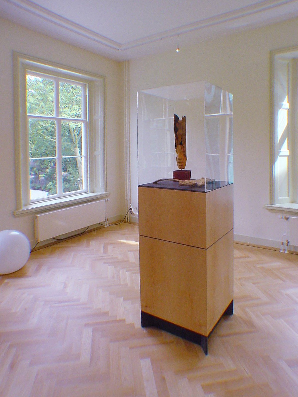 Inrichting museum Het Depot: vitrines, kasten en diverse meubelen
