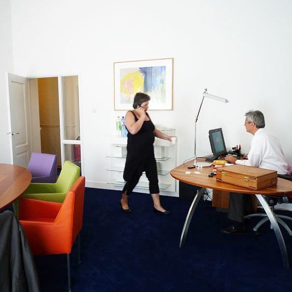 Interieur directiekamer Baarn in massief kersen en wit lakwerk