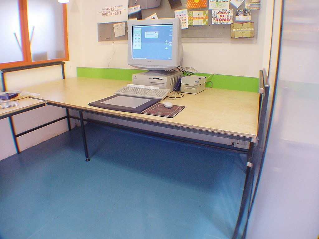 kantoor meubels voor een grafisch buro van staal en berkenmultiplex