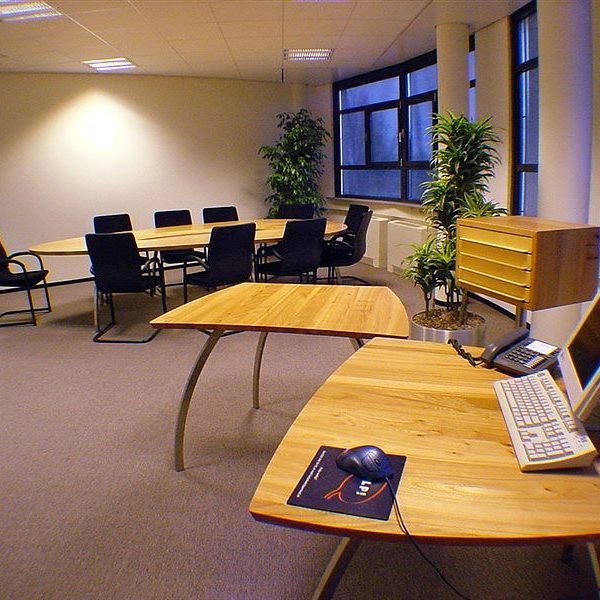 Directiekamer meubilair op maat in massief iepen en RVS