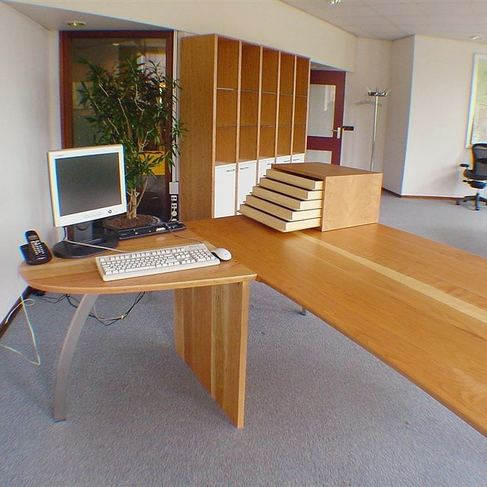 Kantoorinrichting directiekamer Utrecht in kersen en rvs