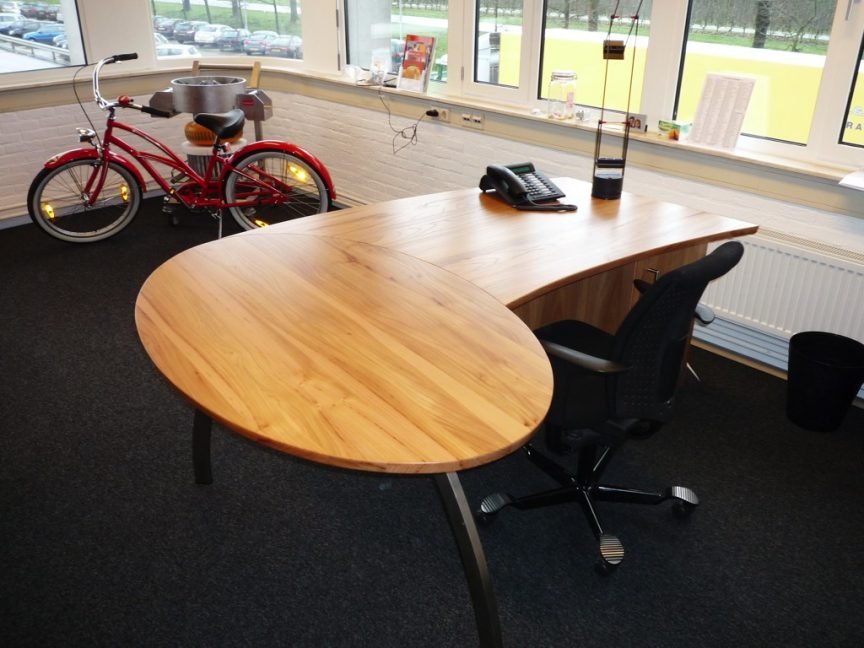 Ontwerp directiekamer in massief iepen en RVS