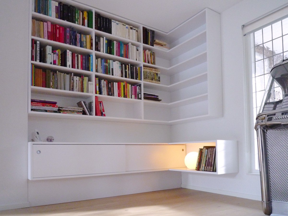 Interier ontwerp voor boekenkast en tv-kast met lift
