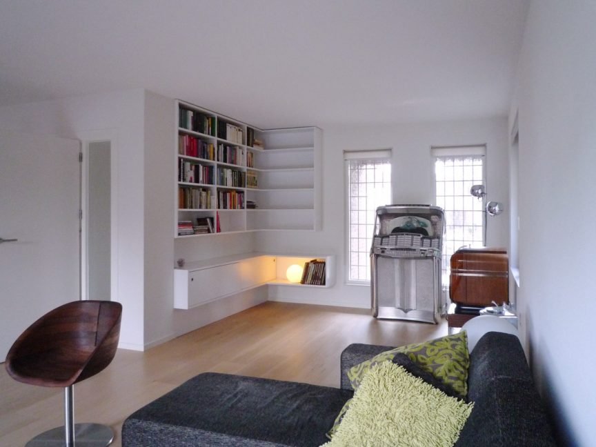 Interier ontwerp voor boekenkast en tv-kast met lift