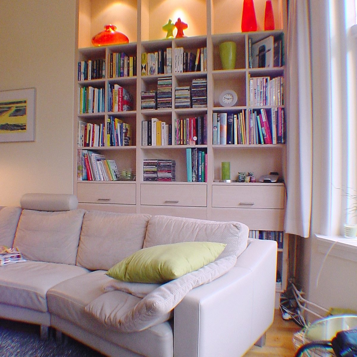 Gezeept berken kast voor achter de bank