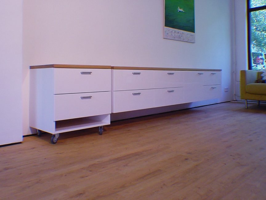 Strak dressoir met verrijdbaar deel. Wit spuitwerk, massief eiken blad