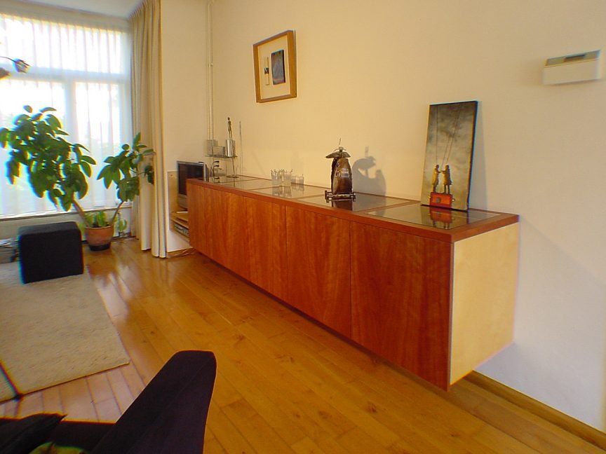 Zwevend dressoir met vitrines in kersen en berken