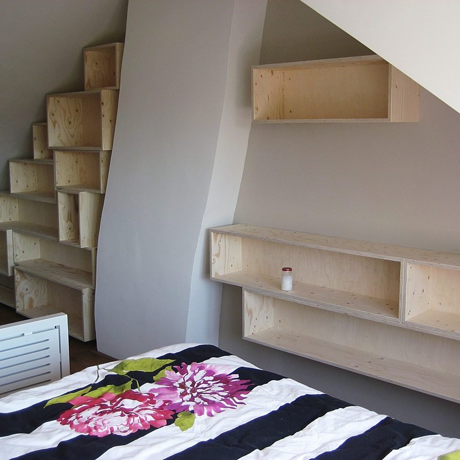 Flexibele boekenkast Thim op een moeilijke schuine plek