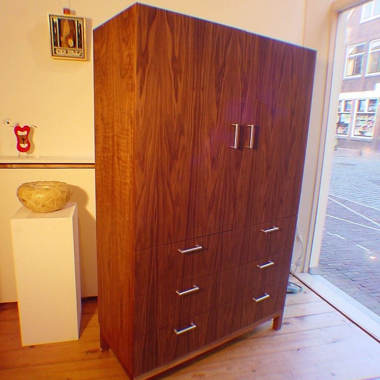 Notehoutenkast met lades en deuren