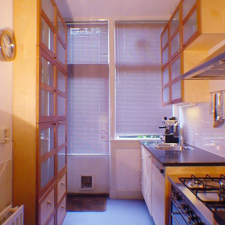 Smalle keuken met veel licht en bergruimte