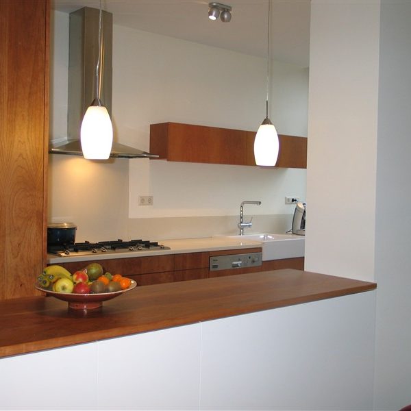 Stijlvolle keuken in kersen en corian