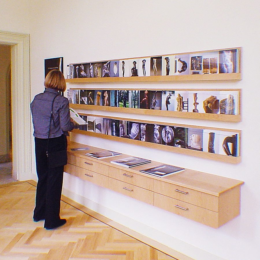 display voor kaarten en kunstboeken in museum Het Depot