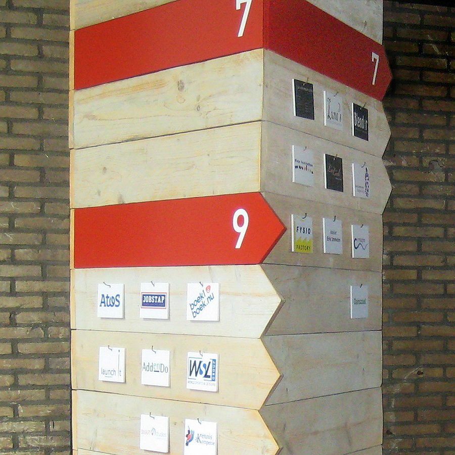 bewegwijzering zuil pijlen flexibel systeem steigerhout