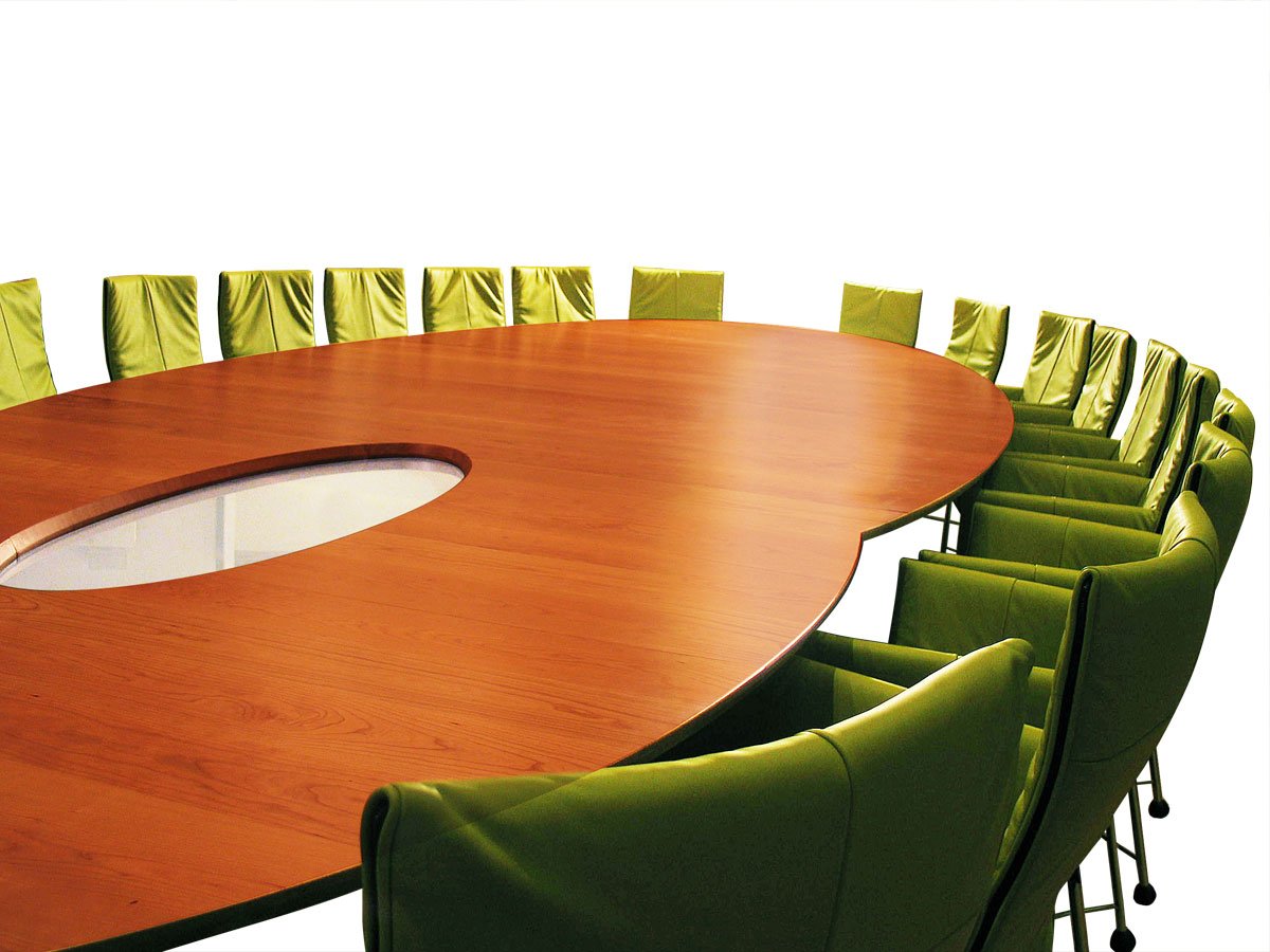 vergadertafel met ruimte voor 22 stoelen twee ovalen