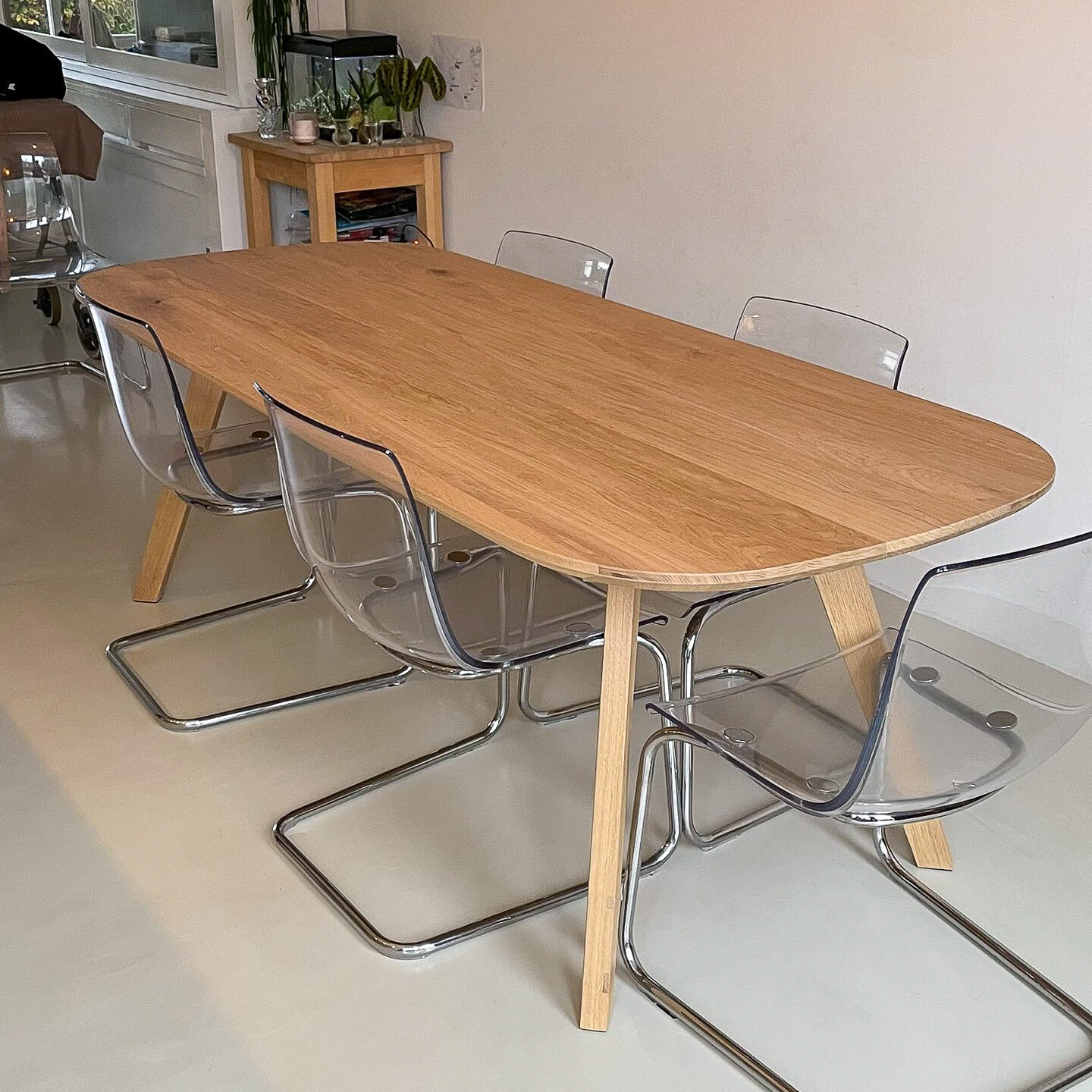 Onze tafel bezorgd bij de klant mooi geplaatst in de ruimte