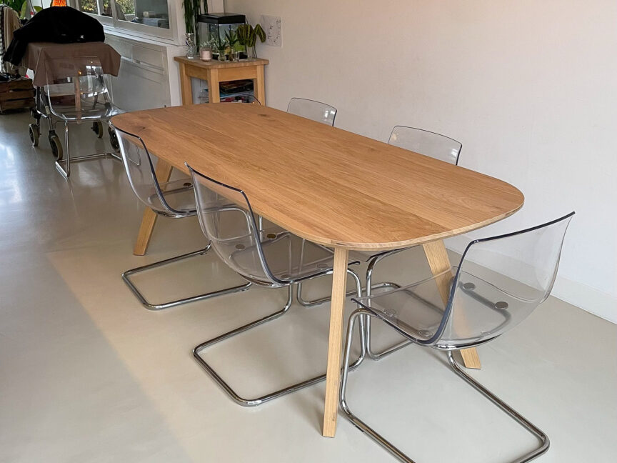 Onze tafel bezorgd bij de klant mooi geplaatst in de ruimte