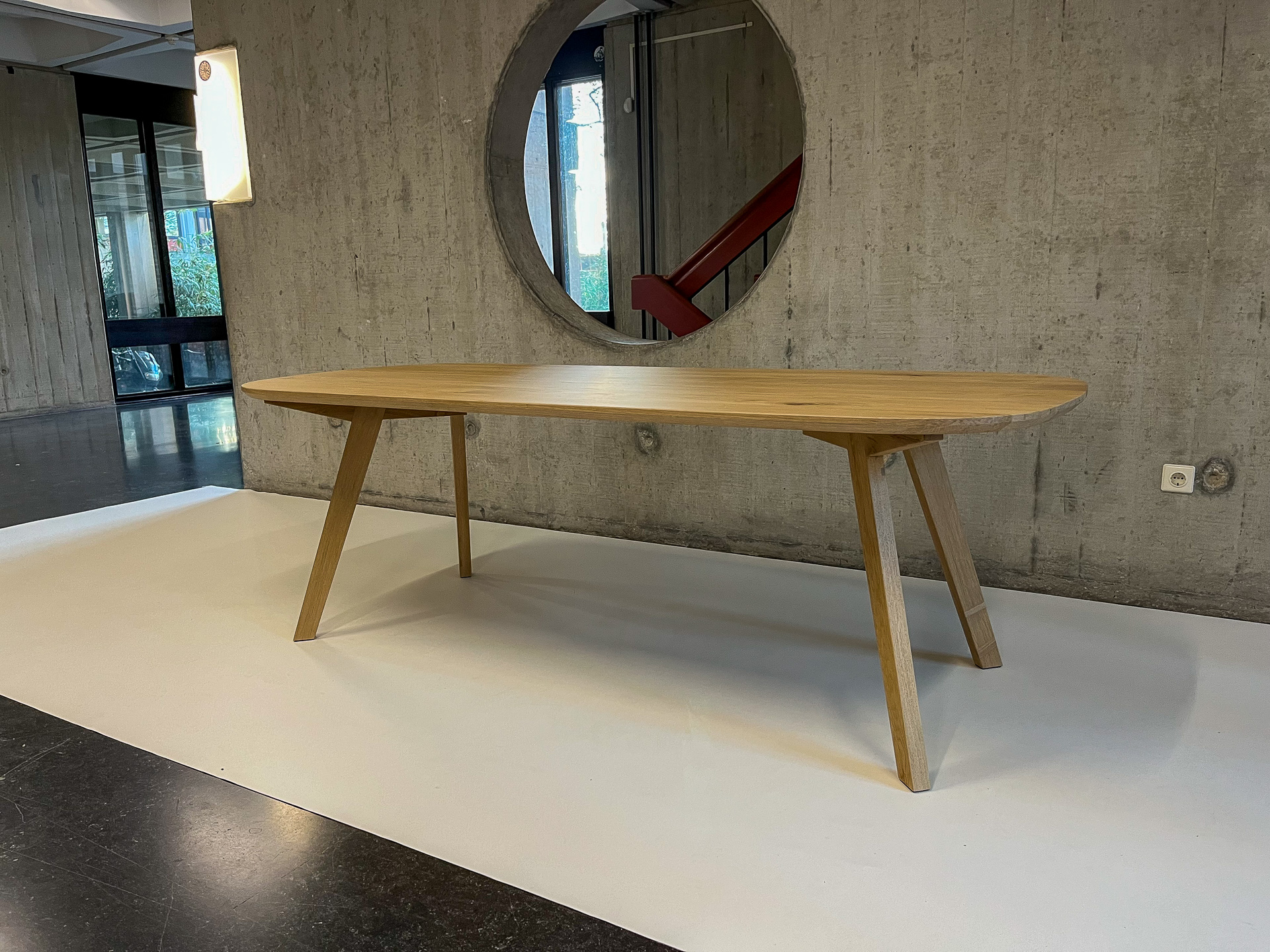 Onze eiken tafel gefotografeerd voordat hij naar de klant gaat