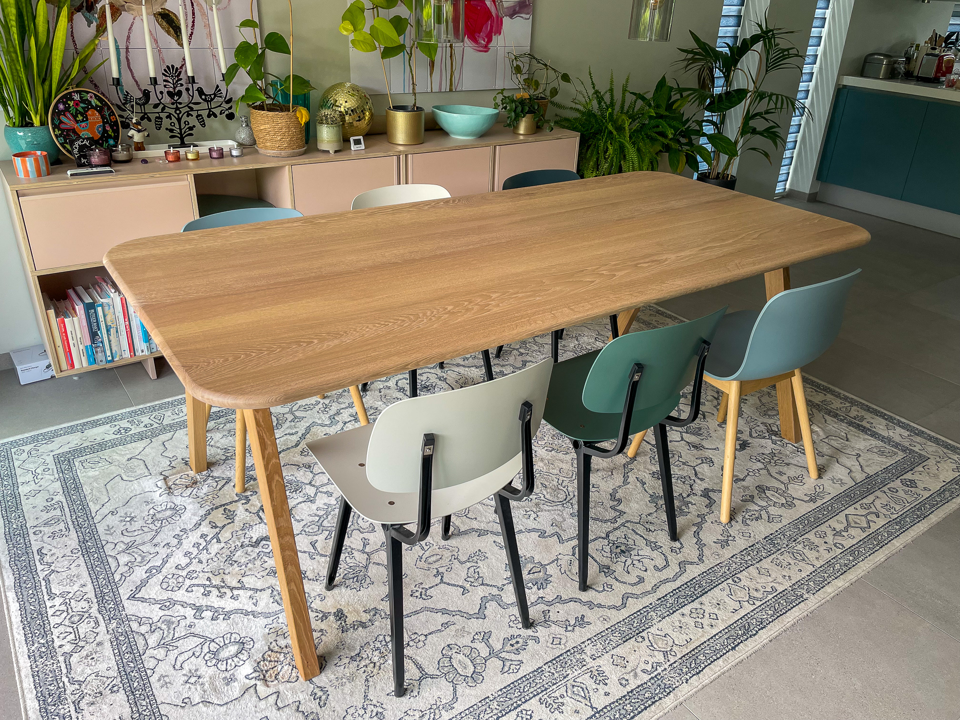 Tafel met 'juk' onderstel, eigen ontwerp, geplaatst bij de klant in Heerlen.