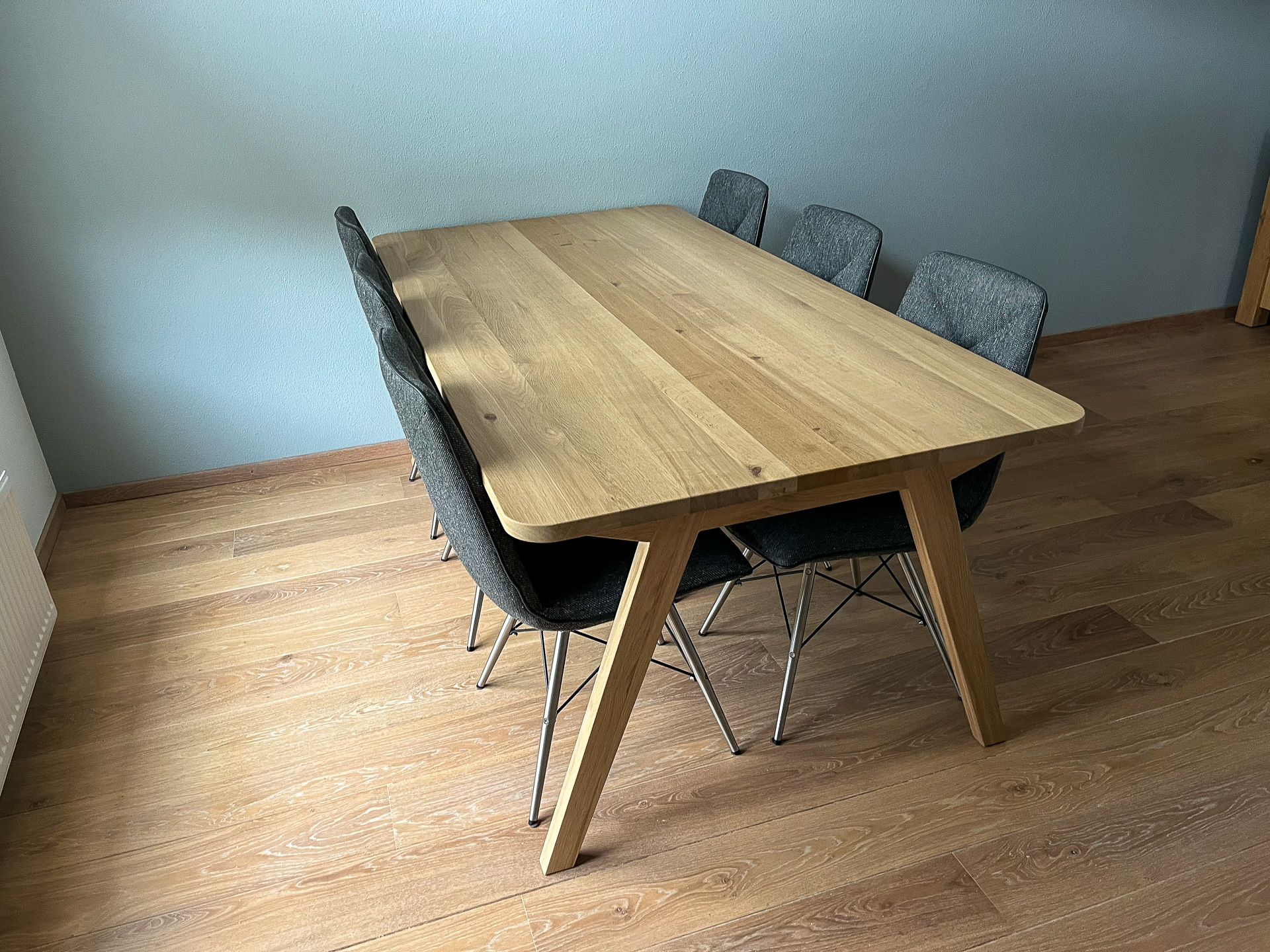 Tafel met 'juk' onderstel, eigen ontwerp, geplaatst bij de klant. Rechthoekig blad 30 mm.