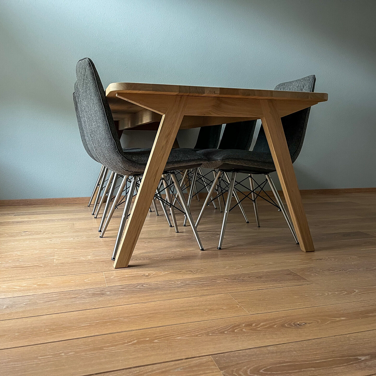 Tafel met 'juk' onderstel, eigen ontwerp, geplaatst bij de klant