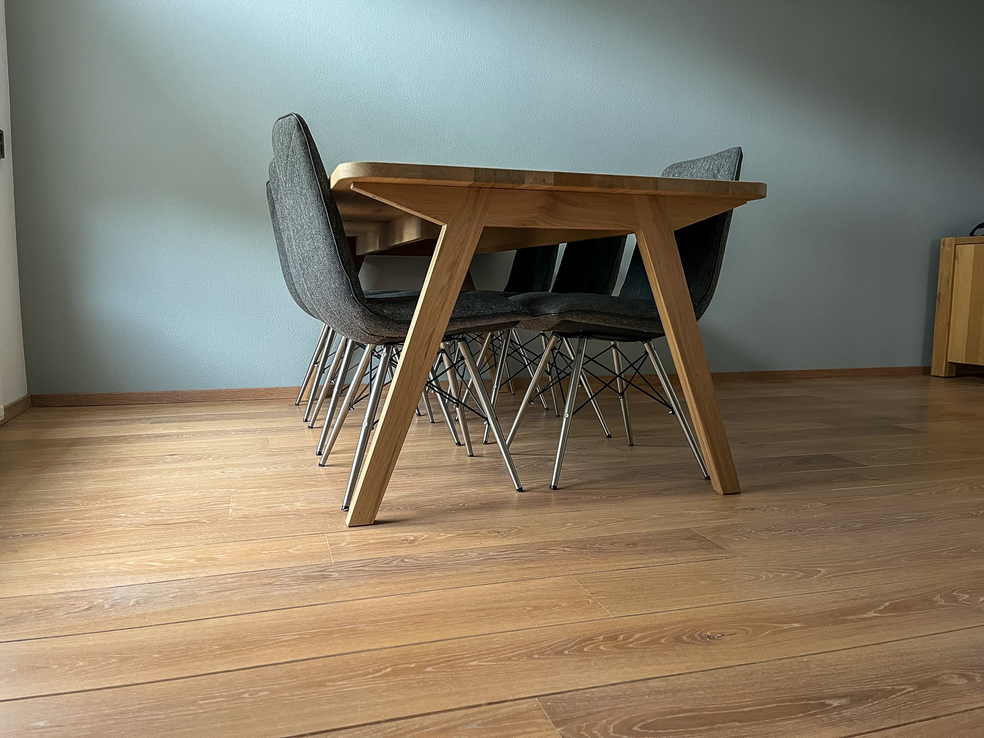 Tafel met 'juk' onderstel, eigen ontwerp, geplaatst bij de klant