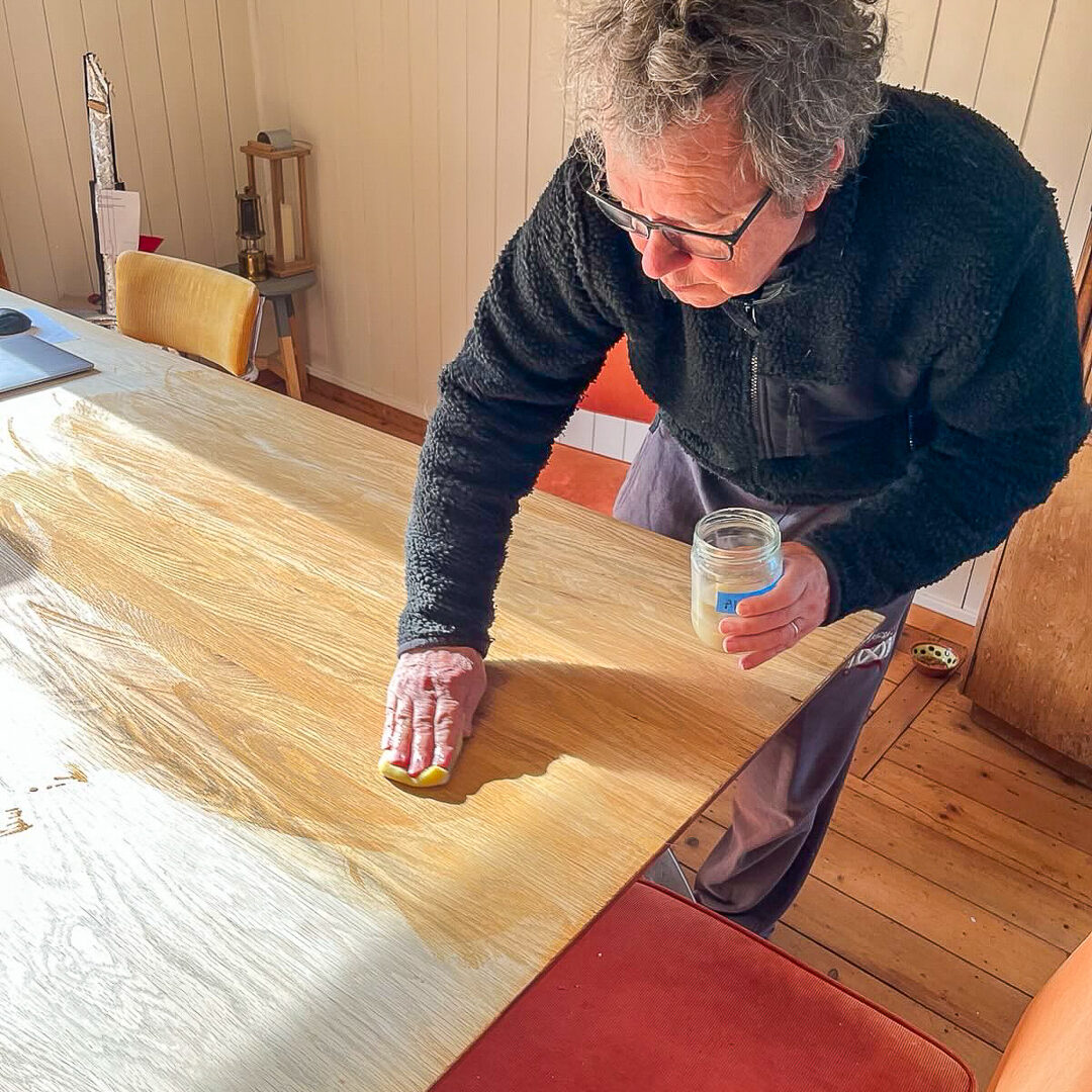 Een eiken tafel ter plekke zepen