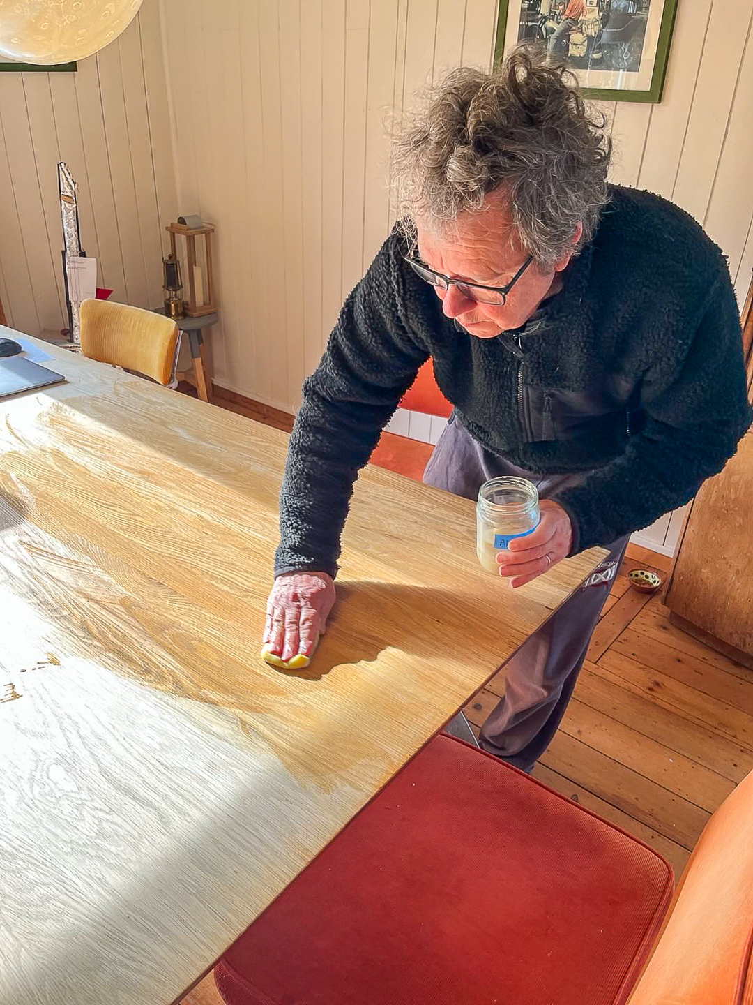 Een eiken tafel ter plekke zepen