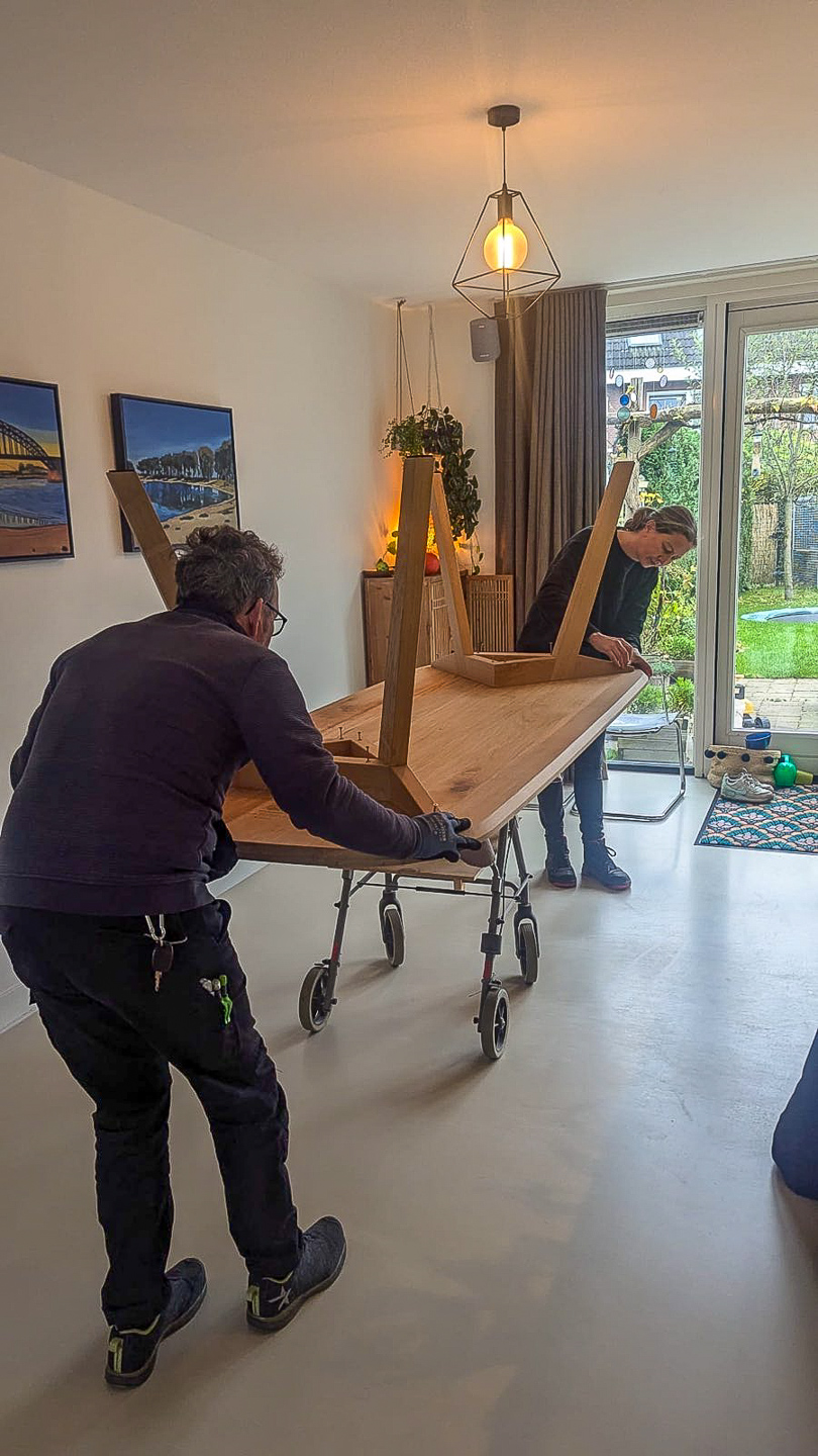 De tafel afleveren m.b.v ons zelf ontwikkelde rolmaatje