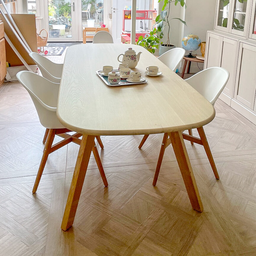 Eiken tafel Deens ovaal op zijn plek in de kamer