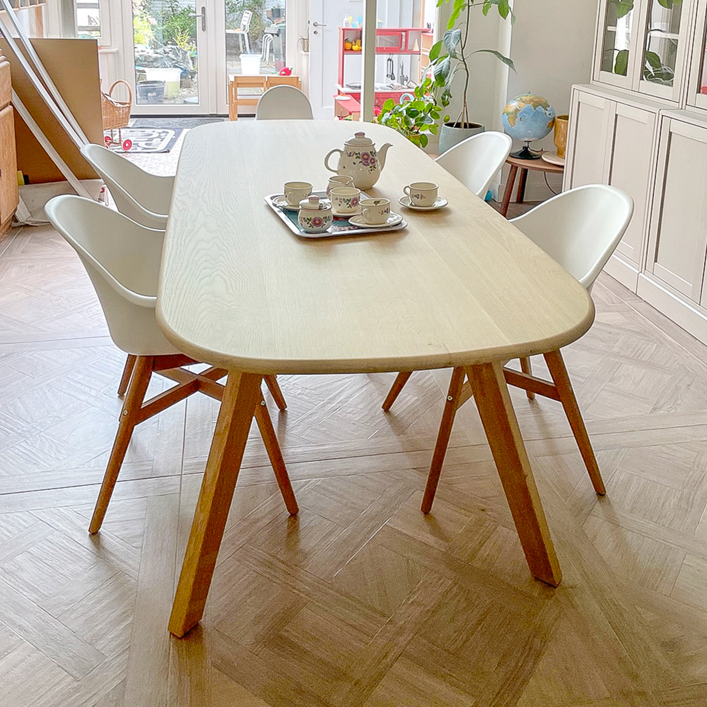 Eiken tafel Deens ovaal op zijn plek in de kamer