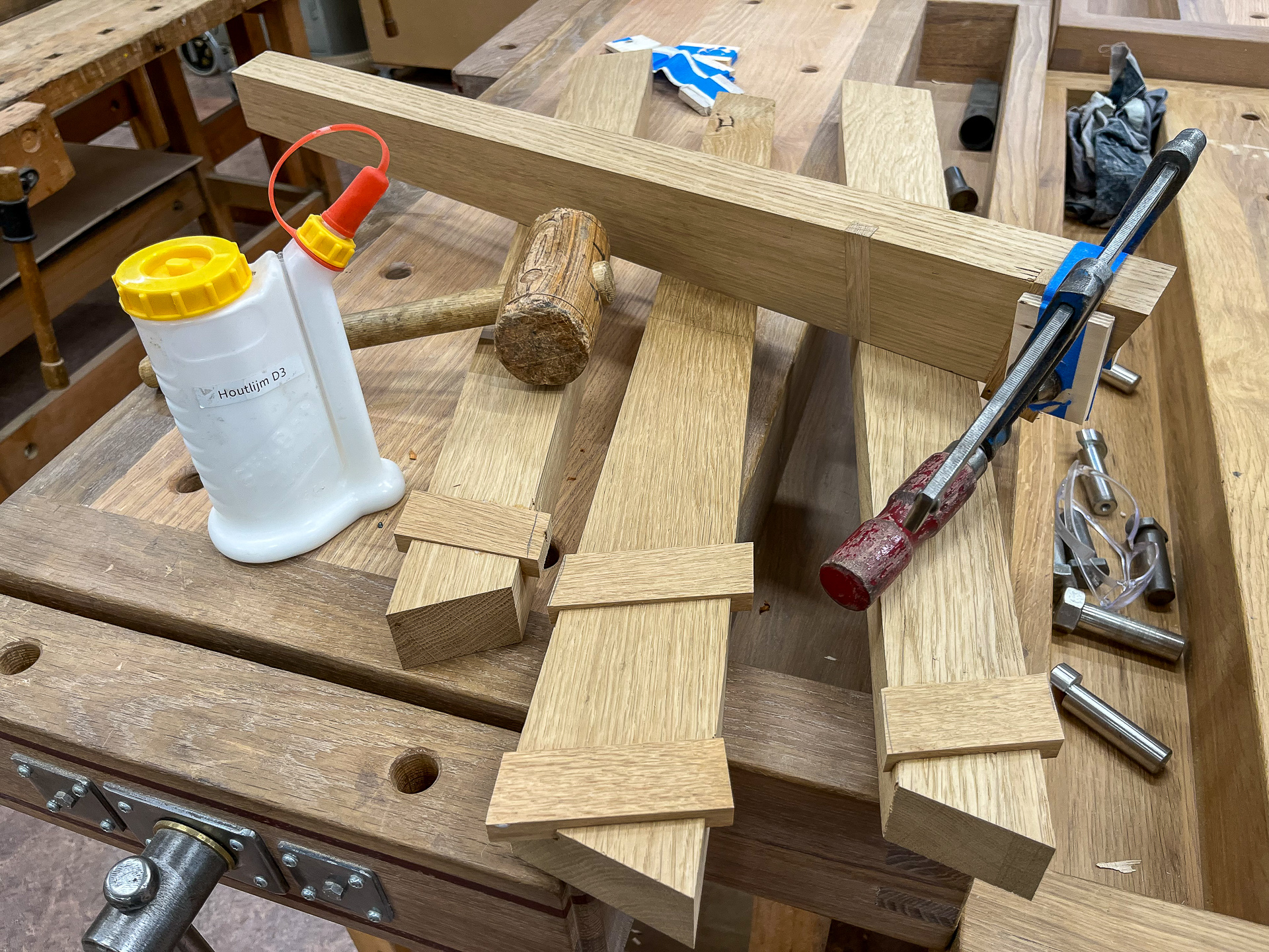 Het inleggen van de 'littekens' van het oude hout