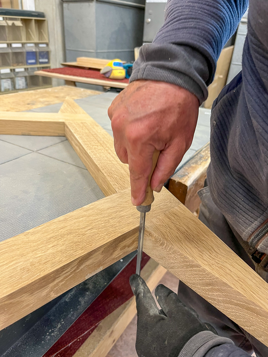 Tafel met 'juk' onderstel, eigen ontwerp, afwerking en montage in de Stadswerkplaats.