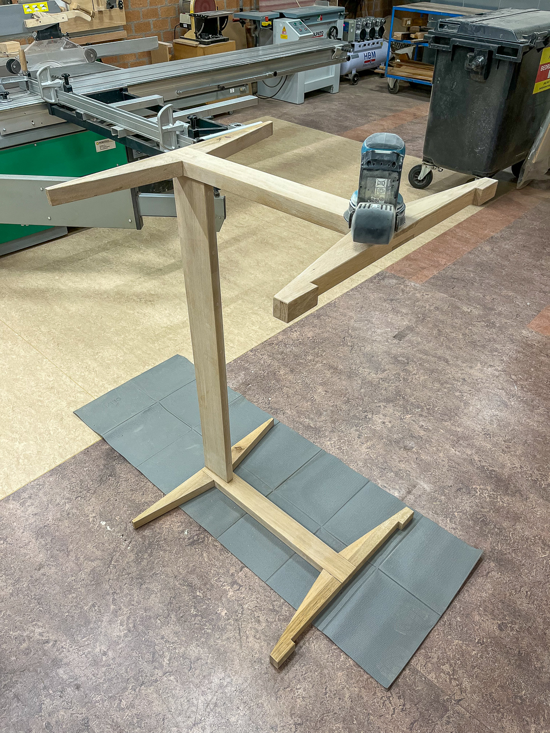 Variant op het 'juk' onderstel, een klassiek ontwerp opnieuw gedimensioneerd voor meer stoelruimte bij 'kleine' tafels.
