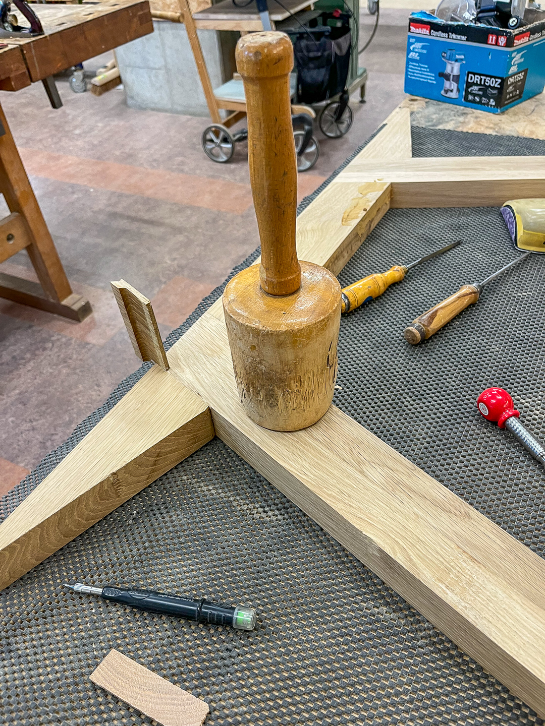 Maken van een 'juk' onderstel (eigen ontwerp) voor meer stoelruimte.