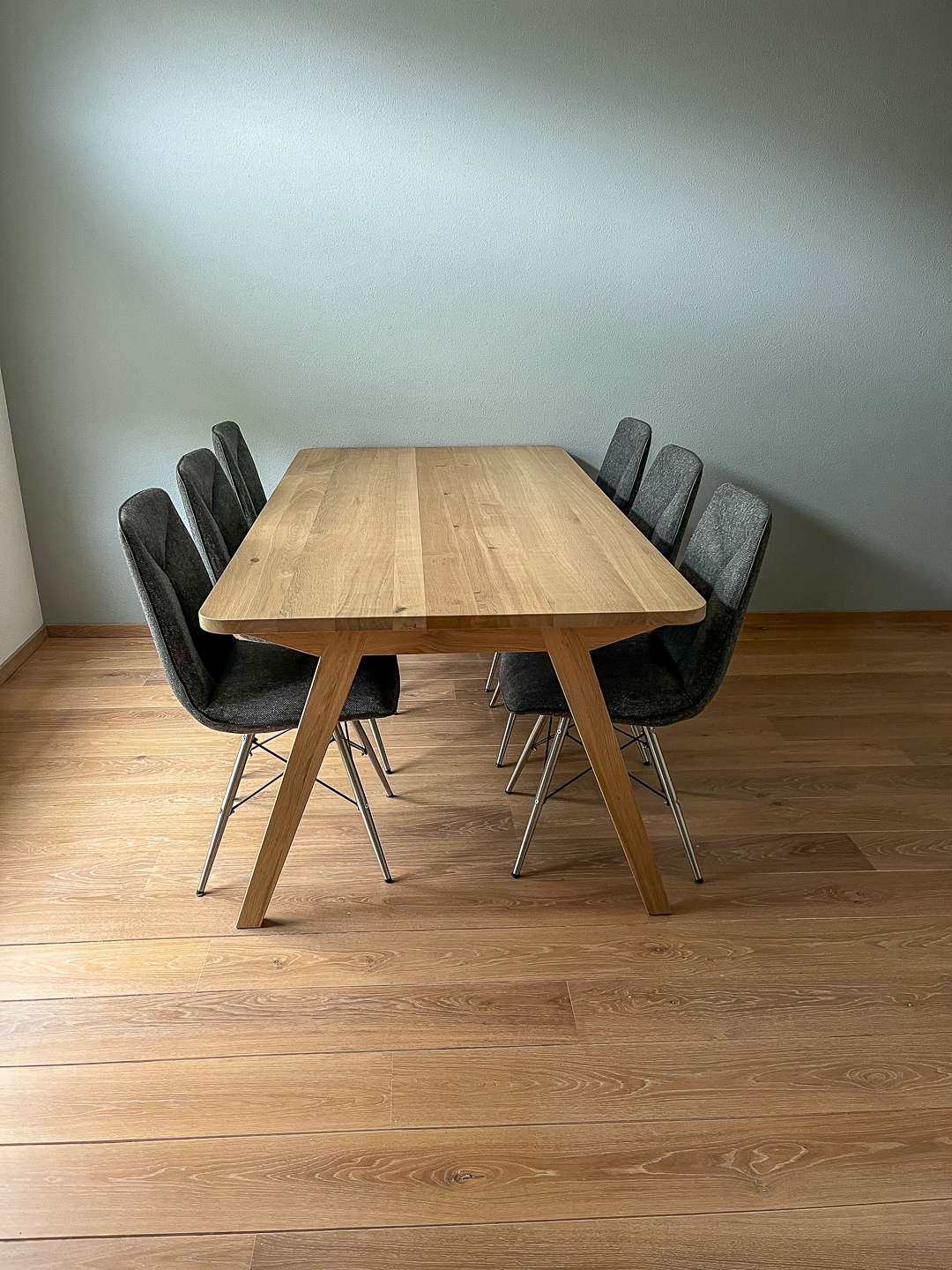 Tafel met 'juk' onderstel, eigen ontwerp, geplaatst bij de klant in een nog maagdelijke ruimte.