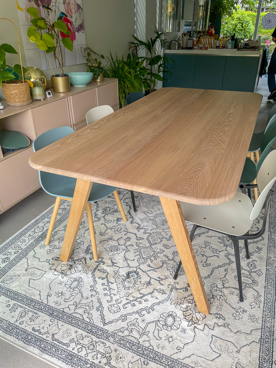 Tafel met 'juk' onderstel, eigen ontwerp. Rechthoekigblad met afgeronde hoeken.