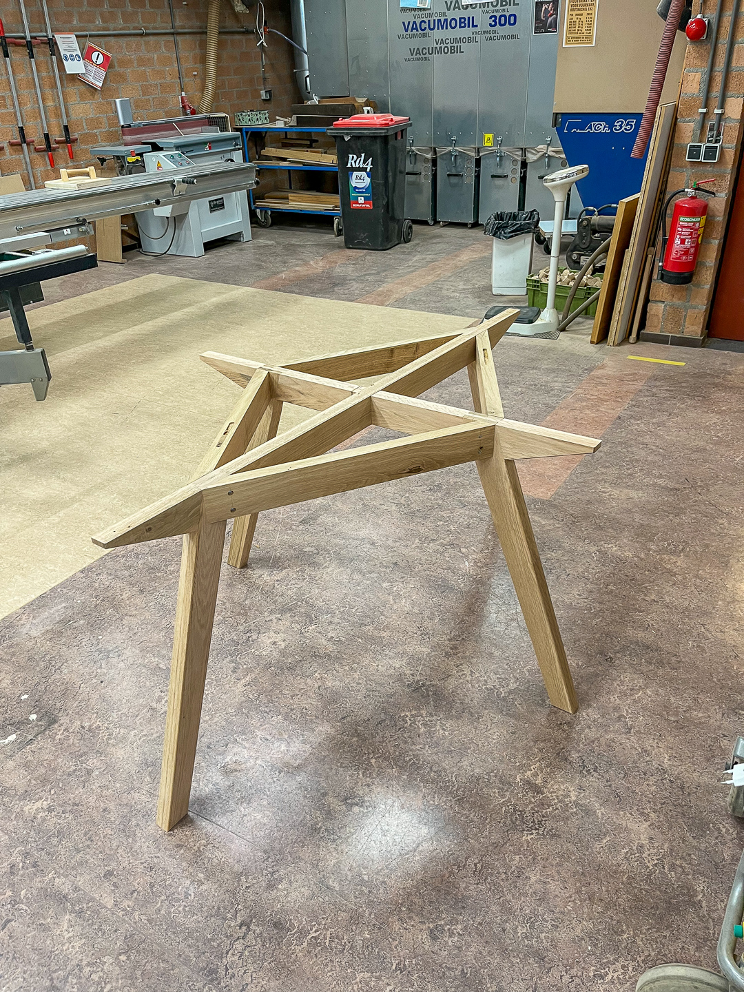 Onderstel (eigen ontwerp) voor ovale tafel in de werkplaats gemonteerd