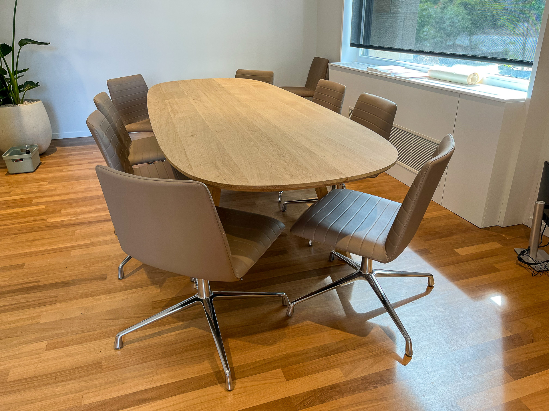 Onze splinternieuwe vergadertafel in de kamer van de wethouder