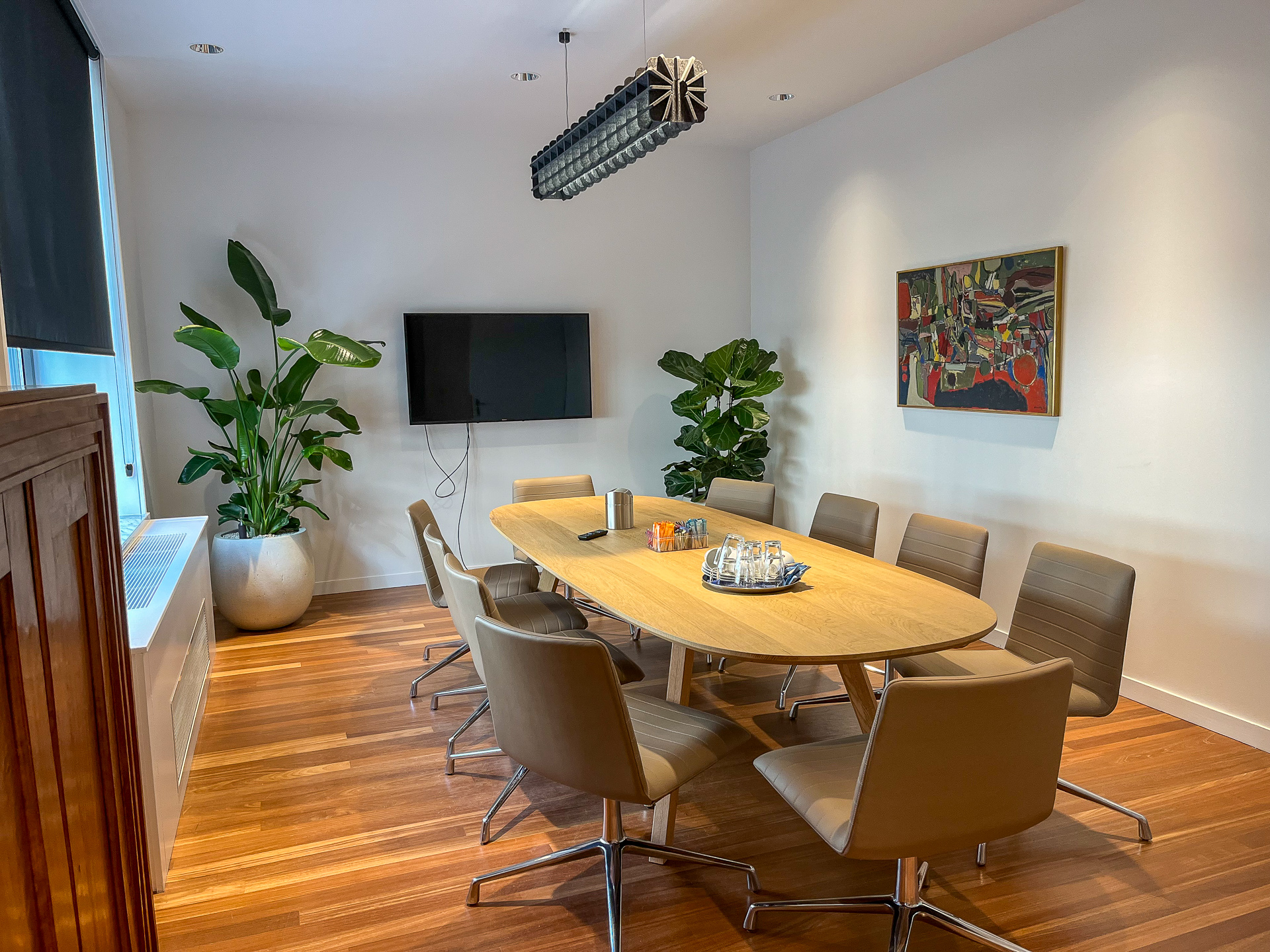 Ook deze tafel staat er prachtig bij. Trots als de ontwerper van dit onderstel.