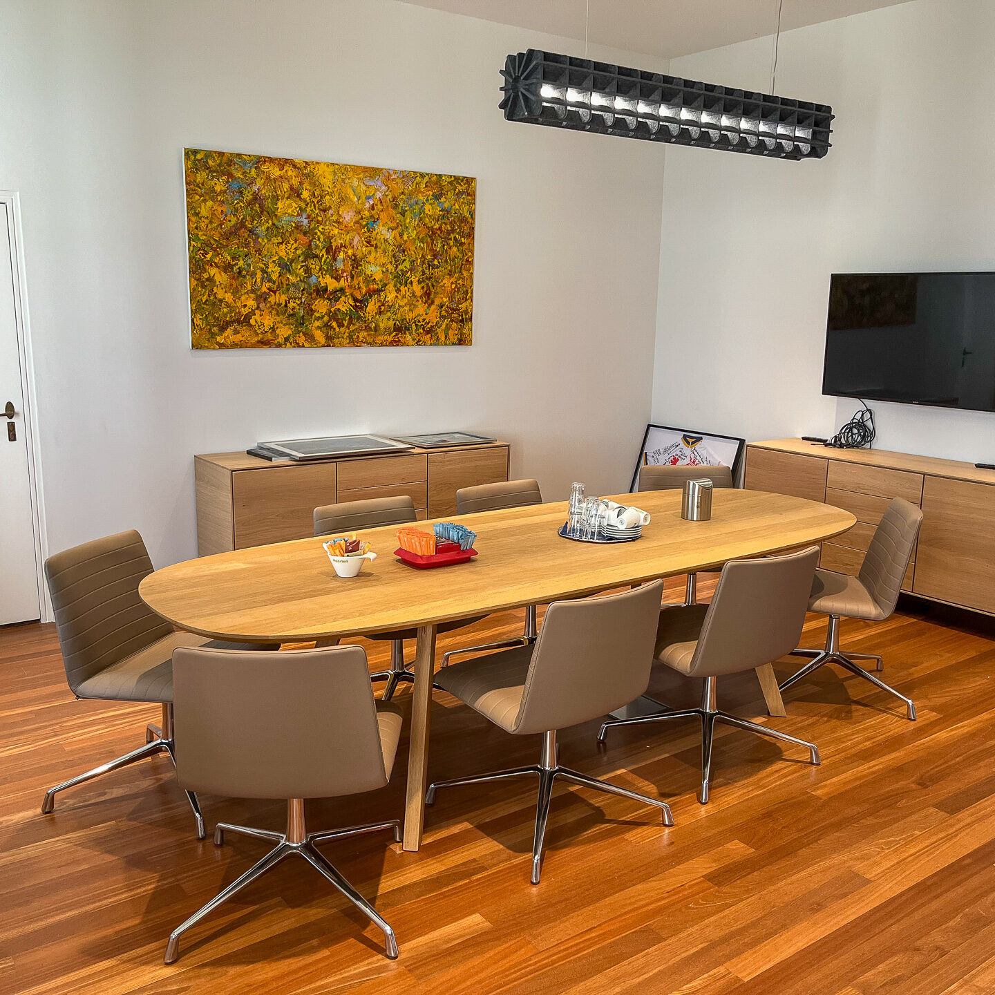 Hij staat hier prachtig onze eigen ontwerp tafel voor de wethouder