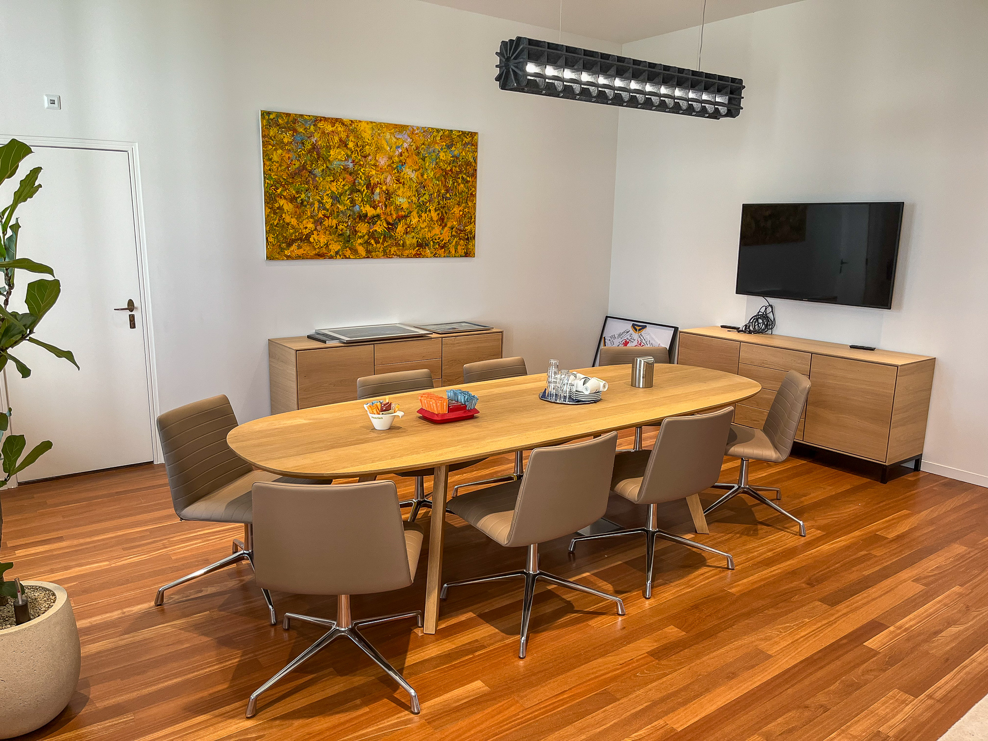 Hij staat hier prachtig onze eigen ontwerp tafel voor de wethouder